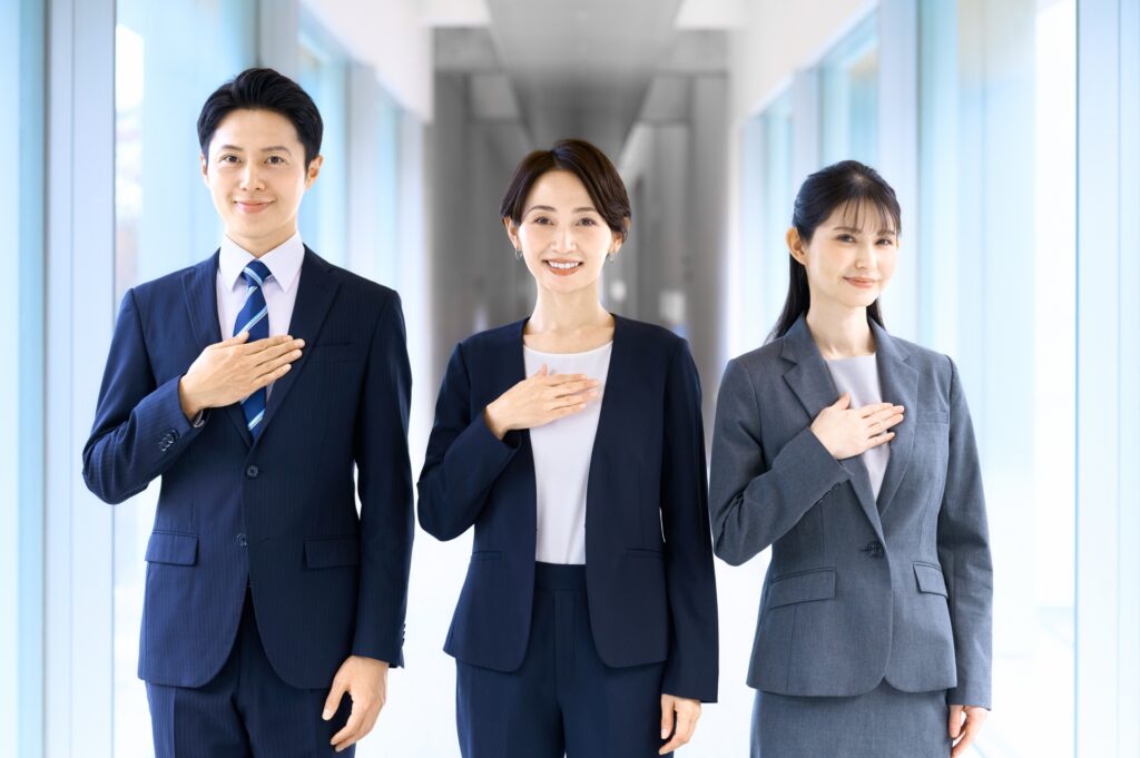 スーツの男女