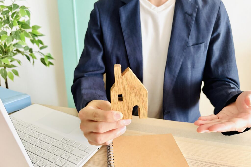 家の模型を持った男性