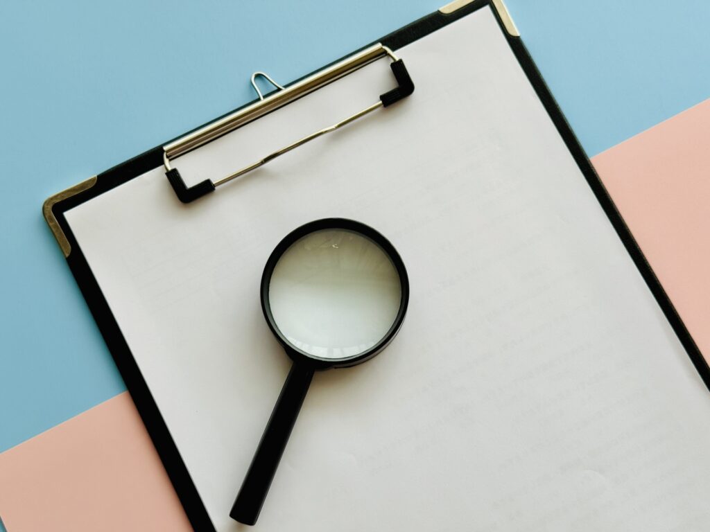 バインダーと虫眼鏡、ペン