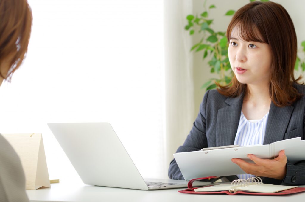 顧客と打ち合わせをしている女性
